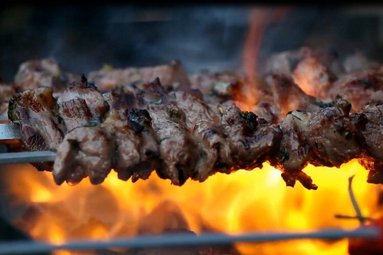 Wildfleisch grillen über Feuer